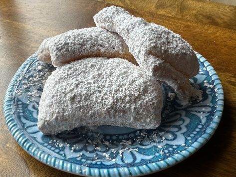 Beignets with a bread machine Bread Machine Beignets, Donut Dough In Bread Machine, Benyas Recipe, Beignets Recipe Easy, Donut Glaze Recipes, Calzone Dough, French Donuts, Bread Machine Recipes Sweet, Old Fashioned Donut