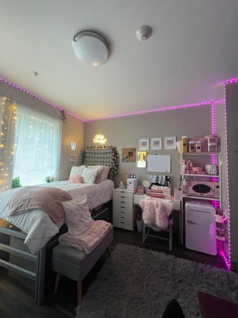 Dorm Room Two People, College Dorm Room Ideas Modern, College Dorm Room Ideas Pink, Dorm Rooms College, Dorm Room Bed Ideas, Dorm Inspo Cozy, Modern Dorm Room, Luxury Dorm Room, Pretty Dorm Room