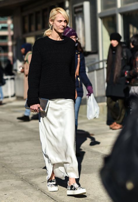 Things to try over your slip dress: a sweater Slip Dress Outfit, Mode Turban, Black Slip Dress, Looks Street Style, Outfit Trends, Slip Skirt, White Skirt, Inspired Outfits, 가을 패션