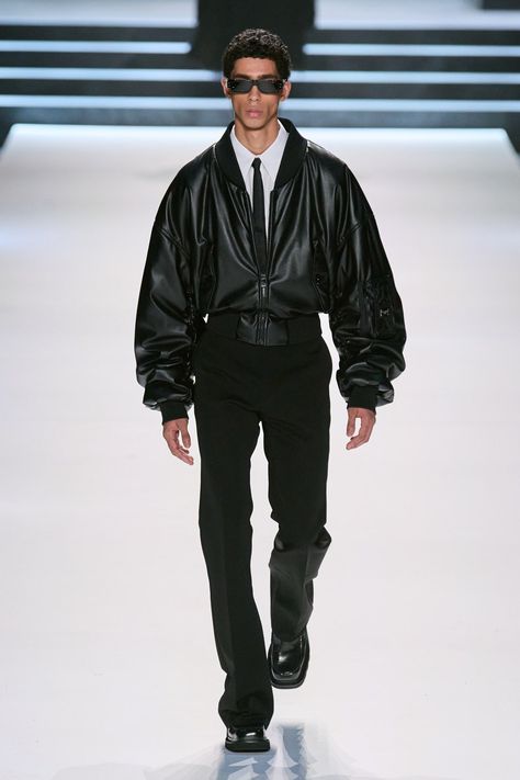 Balenciaga Runway, Fall 2023 Menswear, Mens Runway Fashion, 2023 Menswear Fashion Show, Dolce And Gabbana Runway, Men Fashion Week, Smart Casual Menswear, High Fashion Men, Men Fashion Show