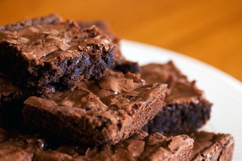 Gluten-free carob brownies are made with roasted carob powder, a natural substitute for cocoa in brownie recipes. Carob Recipes, Ella Vegan, Brownies Caramel, Walnut Brownies, Bean Brownies, Carob Powder, Nutella Brownies, Fudge Easy, Best Brownies