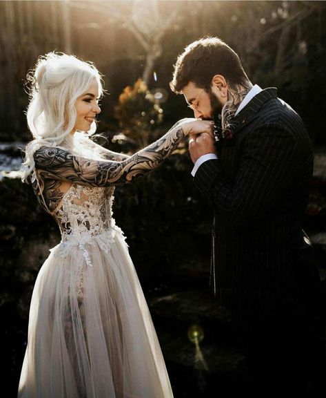 Tattoos Beach, Aesthetic Relationship, Aesthetic Vision Board, Couple Photo Ideas, Dark Wedding Theme, Relationship Aesthetic, Edgy Wedding, Brides With Tattoos, Love Pinterest