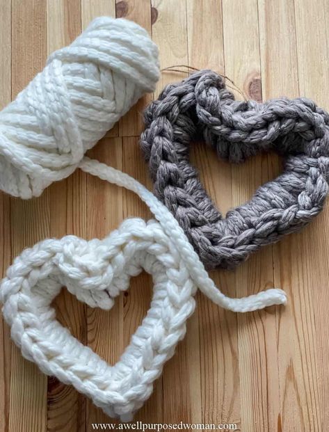 How to Crochet a Braided Yarn Heart Wreath Chunky Yarn Patterns Crochet, Braided Yarn Wreath, Christmas Heart Wreath, Chunky Crochet Heart Pattern, Large Heart Crochet Pattern, Yarn Hearts Diy, Crochet Heart Wreath, Crochet Large Heart, Diy Yarn Wreath Tutorial