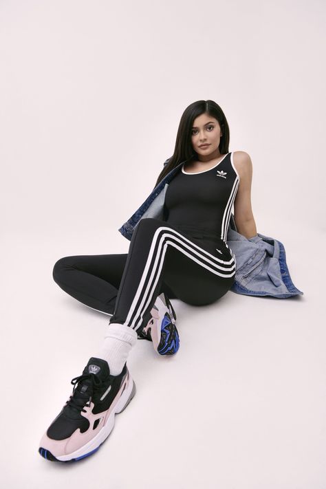 Image Kylie Jenner Adidas, Looks Adidas, Looks Kylie Jenner, Estilo Kylie Jenner, Kylie Jenner Outfits, Kylie Jenner Style, Awesome Outfits, Kylie Kristen Jenner, King Kylie