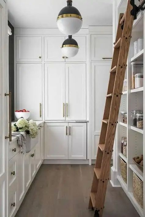 20 Walk-In Pantry Ideas For Stylish Kitchen Storage Walk In Pantry Ideas, White Kitchen Pantry, Kitchen Visualizer, White Pantry, Kitchen Cabinet Styles, Popular Kitchens, Studio Kitchen, Modular Shelving, Butler Pantry