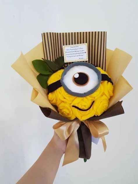 Minion Flower Bouquet, Minion Gift Ideas, Minion Bouquet, Minion Gifts, Ribbon Rose Bouquets, Ribbon Flowers Bouquet, Flower Shop Decor, Flower Arrangement Designs, Flower Bouquet Diy