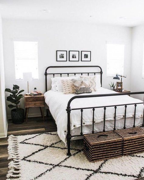 Black Iron Bed, Idea Bilik Tidur, Boho Sisustus, Reka Bentuk Bilik Tidur, Cozy Farmhouse Bedroom, Bohemian Bedrooms, Teenage Room Decor, Koti Diy, Farmhouse Bedroom Decor Ideas