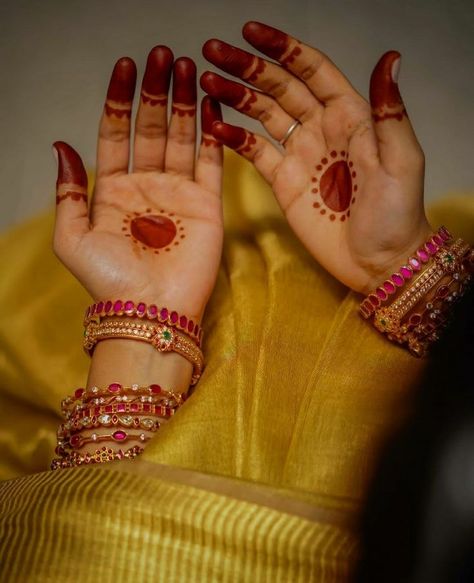 Onam Mehandi Design, Alta On Hands, Parani Designs, Parani Designs For Hands, Aalta Design Hand Aesthetic, Contemporary Mehendi, Henna Designs Traditional Indian Style, Alta Design Bengali Hands, Gold Hand Set Traditional Wear