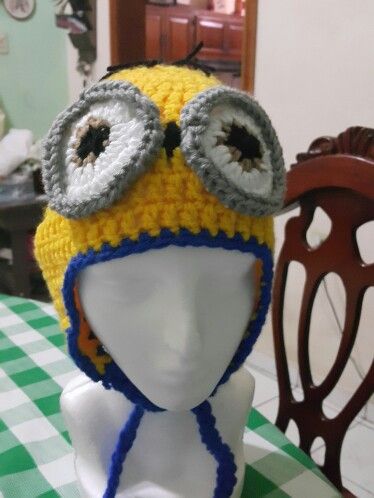 Minion beanie Minion Beanie, Diy Crown, Birthday Board, Crochet Inspo, Learn To Crochet, Things I Need, Jewelry And Accessories, Crochet Ideas, Cool Things