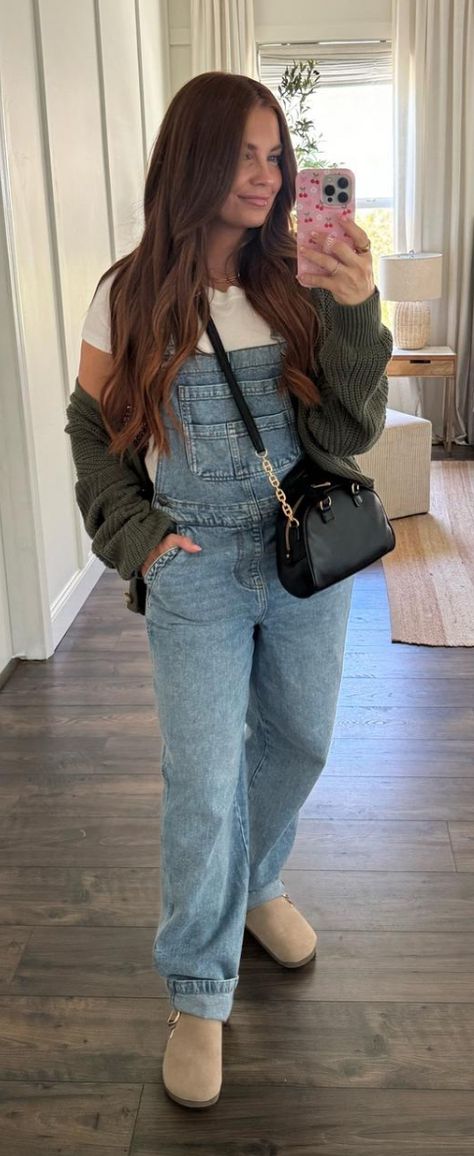 Concert Outfit Outdoor, Green Overalls Outfits, Fall Overalls, Green Overalls, Outfit Outdoor, Overalls Outfit, Fall 24, Photo Outfit, Concert Outfit