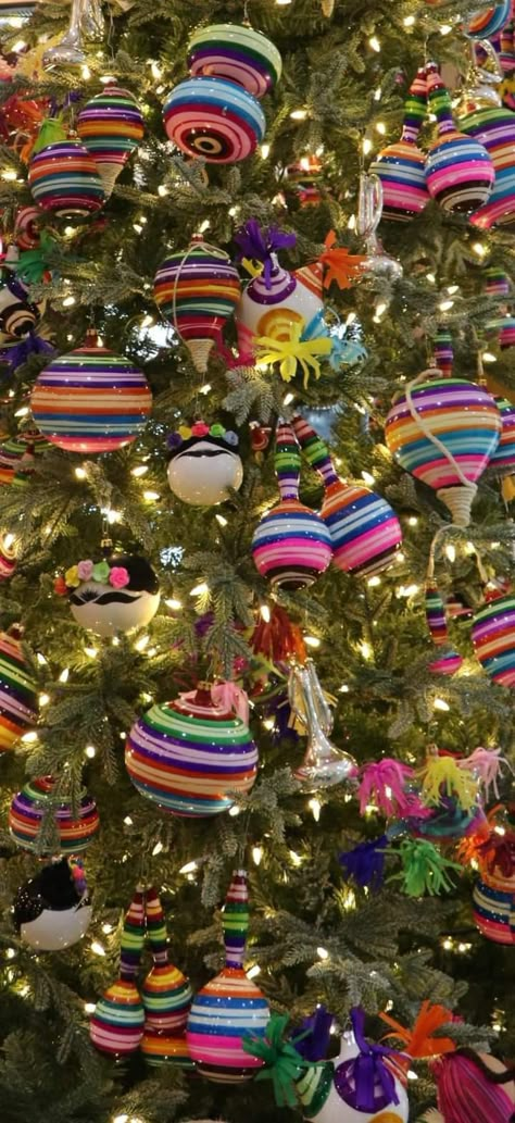 Traditional Mexican Christmas Decorations, Mexican Style Christmas Tree, Mexican Tree Christmas, Mexican Themed Christmas Tree, Mexican Christmas Tree Ideas, Mexican Theme Christmas Tree, Diy Mexican Christmas Ornaments, Mexican Christmas Decor, Mexican Christmas Ornaments