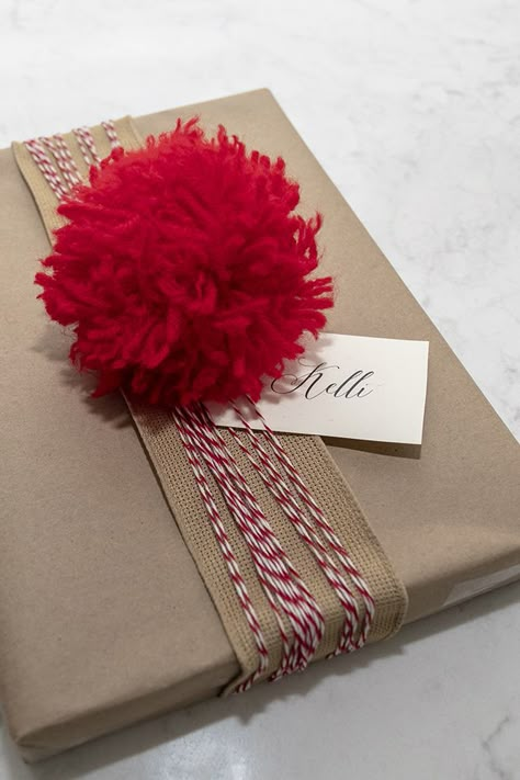 Pom Pom Wrapping Ideas, Pom Pom Christmas Wrapping, Pom Pom Gift Wrap, Small Diy Gifts, Pom Pom Tutorial, Xmas Gift Wrap, Wrapping Ideas, How To Make A Pom Pom, Free Printable Gifts