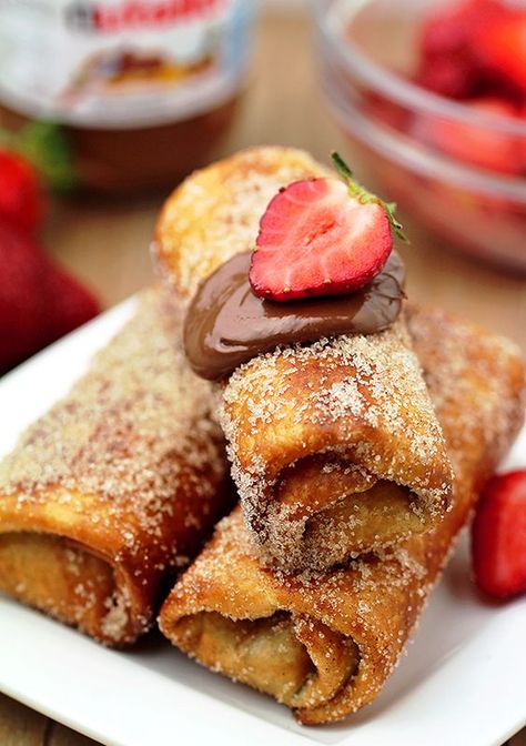 Strawberry and Nutella – I like this combination, especially when they are wrapped in tortilla, fried and covered with sugar and cinnamon.  Mmmmm sounds delicious. Strawberries, Nutella, tortillas, sugar, cinnamon and oil are all you need. So, six ingredients, 10 minutes of your time and Easy Strawberry Nutella Chimichanga will be ready. This great dessert will be eaten in a second. Tortilla Desserts, Homemade Chimichangas, Fruit Nachos, Quick Bakes, Strawberry And Nutella, Tortilla Dessert, Strawberry Nutella, Banana Baked Oatmeal, Baked Dessert