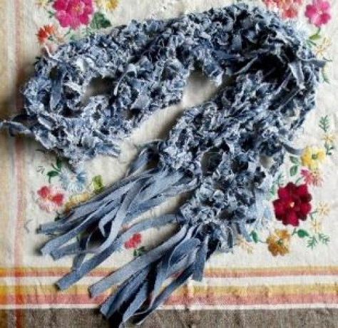 50+ easy and useful craft ideas for using old denim jeans. Crafts to recycle or re-purpose. Fun denim craft project ideas. DIY and no-sew old jeans projects to make. Simple, recycled jean craft ideas. Jean Crafts Ideas, Reuse Old Jeans, Denim Scarf, Denim Yarn, Denim Crochet, Diy Old Jeans, Jeans Recycling, Yarn Tutorials, Scarves Crochet