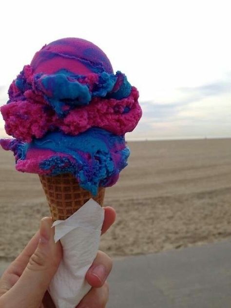 Bubble Gum Ice Cream Crepes Party, Tumblr Food, Colorful Ice Cream, Yummy Ice Cream, Köstliche Desserts, An Ice Cream, Food Goals, Cute Desserts, Frozen Treats