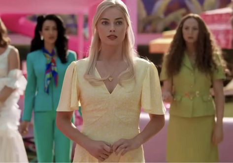 this is the most iconic dress of all time Margot Robbie Outfit, Sharon Rooney, Yellow Costume, Issa Rae, Barbie Costume, Barbie Movie, Yellow Outfit, Black Barbie, Barbie Movies