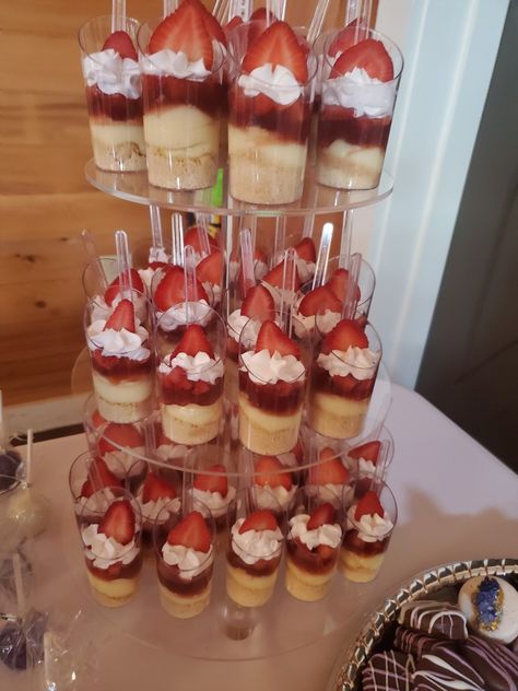 Desserts For A Quinceanera, Snack Bar Ideas Quinceanera, Quince Appetizers, Red Quince Snack Table, Quince Snack Bar, Food For Quince, Snacks For Quinceanera, Quince Food Ideas Mexican, Dessert Table Quinceanera