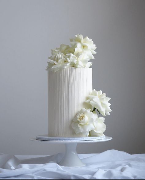 Wedding Cake Minimalist, Classy Wedding Cakes, Strawberry Mascarpone, Textured Wedding Cakes, Modern Cakes, Dream Wedding Cake, Best Bakery, French Desserts, White Wedding Cakes