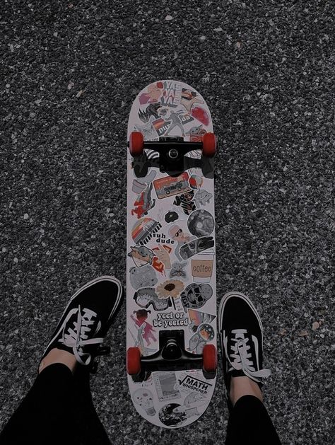 Painted Skateboard, Skateboard Designs, Skateboard Photos, Skate Vibes, Skateboard Aesthetic, Skateboard Deck Art, Lip Gloss Homemade, Skateboard Art Design, Skater Vibes