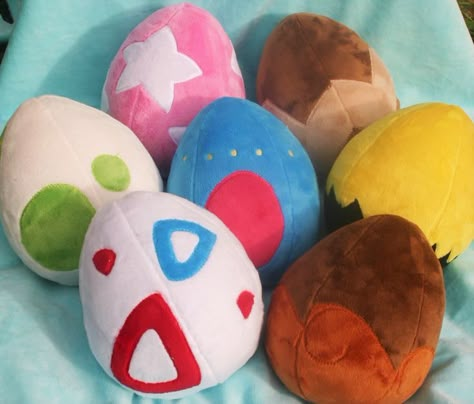 Pokemon egg plush pillows! These plushies are so adorable! I especially love the togepi and eevee eggs! The pokemon GO egg is cute, too, though 😋 Sewing Animals, Pokemon Eggs, Pokemon Diy, Pokemon Craft, Handmade Plushies, Astuces Diy, Plushie Patterns, Sewing Stuffed Animals, Pokemon Plush