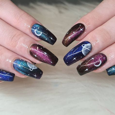 Cat Eyes Nail, Galaxy Nail Designs, Easy Nail Polish Designs, Cosmic Nails, Galaxy Nail, Acrylic Nails Stiletto, Galaxy Nail Art, Metallic Nail Art, Space Nails