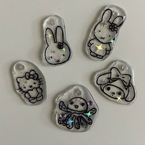 Shrinky Dink Jewelry, Shrinky Dink Crafts, Shrink Plastic Jewelry, Clay Keychain, Cute Sewing Projects, Shrinky Dink, Diy Crafts To Do, Clay Jewelry Diy, Easy Diy Art