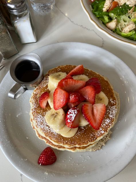 banana strawberry pancakes, food pics inspo, brunch, breakfast, easy healthy recipes Pancakes For Breakfast Aesthetic, Healthy Food Inspo Breakfast, Pancake And Strawberries, Strawberry Pancakes Aesthetic, Pancake With Strawberries, Banana Strawberry Pancakes, Healthy Pancakes Aesthetic, Breakfast Ideas Pictures, Pancake Breakfast Aesthetic