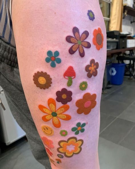 22 Groovy Hippie Tattoos to Unleash Your Free Spirit 70s Flowers Tattoo, Trippy Flower Tattoo, Flower Child Tattoo, Trippy Tattoos Ideas Hippie, Retro Flower Tattoo, 70s Inspired Tattoos, 60s Tattoo, Hippie Flower Tattoos, 70s Tattoo Ideas