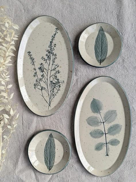 Ceramic Small Plates, Pottery Plates Designs, Ceramic Plates Designs, Ceramics Plate, Plate Pottery, Pottery Lessons, Handmade Ceramics Plates, Clay Plates, Oval Plate