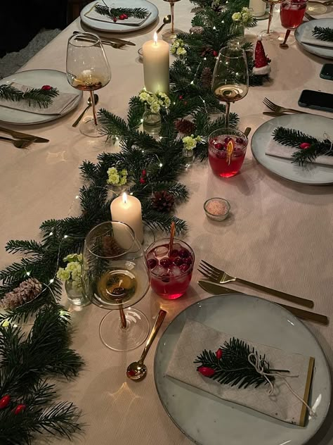 Holiday Party Table Setting, Xmas Dinner, Christmas Dinner Party, Christmas Interiors, Thanksgiving Table Settings, Navidad Diy, Christmas Decorations For The Home, Christmas Table Settings, Christmas Mood