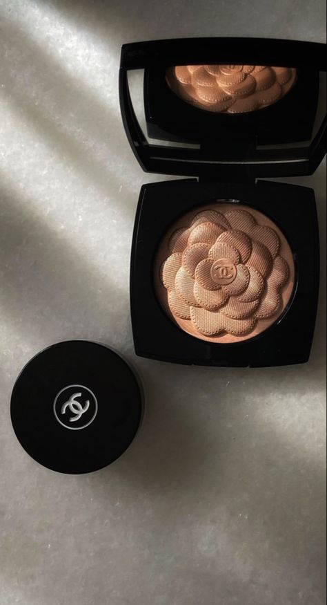 Chanel Powder, Spa Room Decor, Bronze Highlights, Compact Powder, Care Aesthetic, Spa Room, Classy Cars, Makeup Swatches, Makeup Items