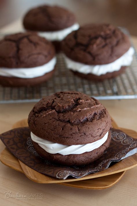 Whoopie Goldberg, Marshmallow Filling, Whoopie Pie Recipe, Chocolate Whoopie Pies, Whoopie Pie, Chocolate Marshmallow, Chocolate Egg, Leftover Cake, Egg Nog