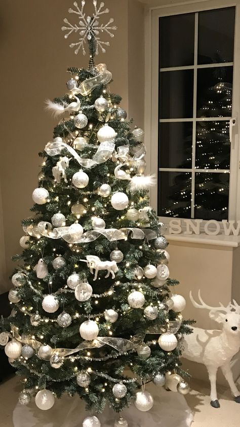 Christmas White Decor, Silver White Christmas Tree, Crismas Tree, Best Christmas Tree Decorations, Christmas Tree Decoration Ideas, Tree Decoration Ideas, Best Christmas Tree, Pretty Christmas Decorations, Snowy Christmas Tree