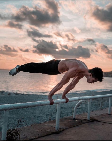 Full planche pronation in sunset Calisthenics Men, Parkour Aesthetic, Planche Calisthenics, Calisthenics Aesthetics, Calisthenics Body, Aesthetic Physique, Gym Boy, Bodybuilding Workout Plan, Gym Aesthetic