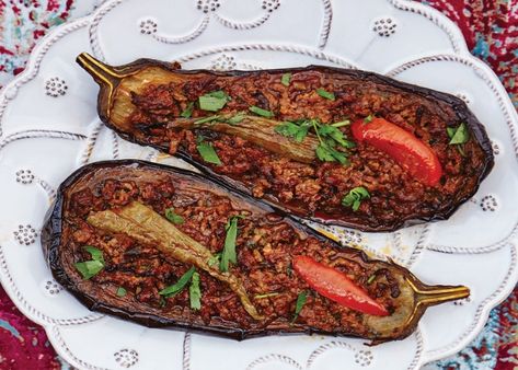 In this traditional Turkish recipe, tender aubergines or eggplants are filled with a classic combination of minced meat, tomatoes and herbs to make a flavourful, easy-to-prepare meal that only calls for a simple side of rice and spoonful of yogurt as an accompaniment. Turkish Recipe, Aubergine Recipe, Affordable Recipes, Bean Chilli, Kidney Bean, Turkish Style, Ground Lamb, Minced Meat, Food Dinner