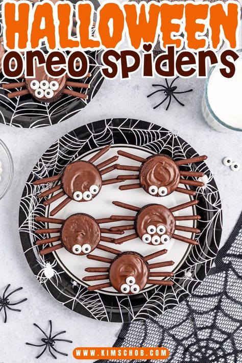 Plate of Oreo cookies decorated as spiders with pretzel legs and candy eyes for Halloween. Cookies With Candy, Oreo Spiders, Bake Halloween, Cookie Halloween, Pocky Sticks, Halloween Oreos, Candy Eyes, Halloween Spiders, Crock Pot Desserts