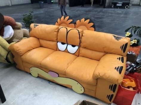 Garfield House, Weird Funny Pictures, Fat Orange Cat, Garfield Pictures, Garfield Images, Casa Disney, Giant Animals, Garfield Cat, Weird Funny