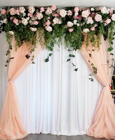 Simple Wedding Decorations Indoor Ceremony Backdrop, Stage Decorations Simple Event, Mini Mandap Decoration, Engagement Background Decoration Simple, Minimal Engagement Decor At Home, Minimal Backdrop Ideas, Simple Home Decor For Engagement, Balloons And Flowers Decorations, Weeding Decoration At Home