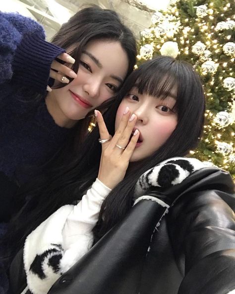 Korea Best Friends Girl, Foto Best Friend, Face C, Best Friend Poses, 사진 촬영 포즈, Korean Couple, Uzzlang Girl, Friend Poses, Cute Poses For Pictures