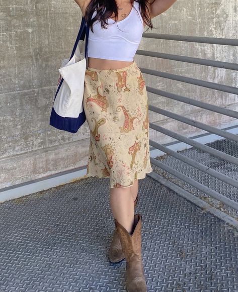 Brown Boot Summer Outfit, Chic Cowboy Boots Outfit Summer, Boots With Sundress, Autm Outfit Aesthetic, Cowboy Boots Midi Skirt, Cowgirl Boots Skirt Outfit, Short Dress And Cowboy Boots, Cowgirl Boots Outfit Brown, Floral Cowboy Boots Outfit