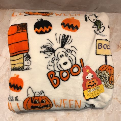 Peanuts: Halloween Theme Velvet Loft Throw Blanket. This Is 50”X70” Blanket By Berkshire. These Soft Blankets Are Perfect To Cuddle Up In On The Couch Eating Popcorn And Watching Halloween Movies. Boo Basket Blanket, Halloween Blankets Aesthetic, Decorating My Room For Fall, Halloween Cute Decor, Halloween Gift Bags For School, Aesthetic Halloween Bedroom, Cute Halloween Stuff, Halloween Decorations Bedroom, Homegoods Halloween