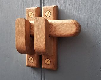 Wooden Lock, Small Apartment Furniture, Wooden Hinges, Woodworking Joints, Wooden Gates, Wood Carving Patterns, House Furniture Design, The Catch, Diy Closet