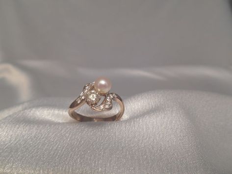 Vintage Engagement Rings Pearl, Aphrodite Fashion, Marriage Vibes, Whimsy Wedding, Pearl Ring Design, Pearl Wedding Bands, Ring Stones, Pearl Wedding Ring, Texture Metal