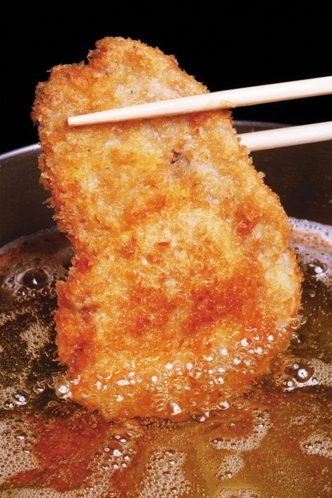 This is a guide about deep frying tips and tricks. Deep frying is a popular method of preparing certain foods. Following a few simple tips can ensure positive results and help prevent greasy, unappetizing ones. Fry Daddy Recipes, Deep Fryer Recipes, Fry Food, Deep Fried Recipes, Deep Fried Food, Fried Fish Recipes, Fried Foods, Fair Food, Deep Fry