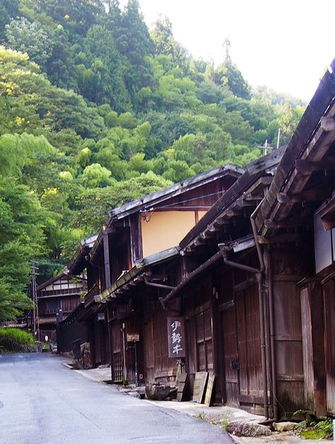 Take a step back in time when you visit Japan and visit Tsumago in the Kiso Valley. You will think yuou are back in the Edo era | www.bellyrumbles.com #japan #tsumago #kisovalley #oldjapan Kiso Valley, Japan Village, Edo Japan, Japanese Town, Edo Era, Japanese Travel, Japan Architecture, Visit Asia, Meiji Era