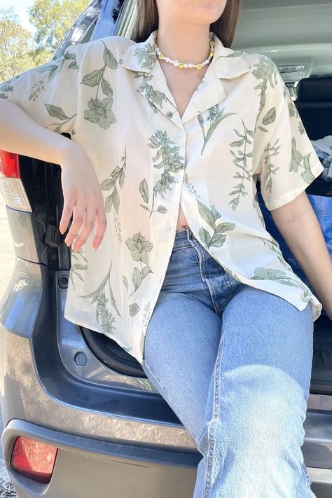 Women In Shirts Button Up, Chiffon Button Up Shirt Outfit, Summer Outfit Medium Size Women, Ootd For Medium Size Women, Cute Hawaiian Shirt Outfit, Pattern Button Down Shirt Outfit, Button Down Shirt Outfit Short Sleeve, Patterned Button Up Shirt Women, Short Sleeved Button Up Women