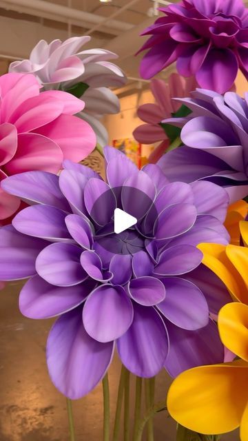 Giant Foam Flowers Diy, Giant Foam Flowers, Flower Foam Diy, Decoration With Paper, Giant Flowers Diy, Paper Flowers Diy Easy, Paper Flower Arrangements, Easy Paper Flowers, Paper Flower Decor