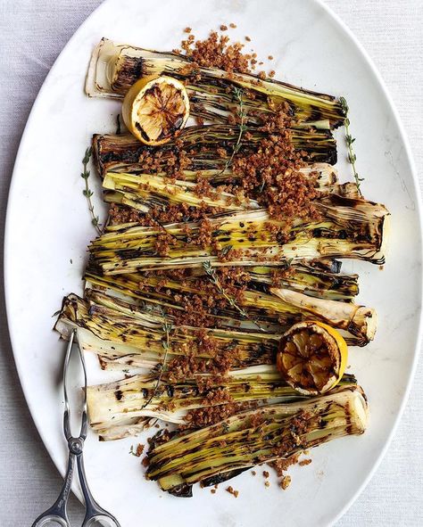 Crispy, smokey and oh so delicious! Turn this humble vegetable into the star of the dinner table with this Lemon Grilled Leeks recipe from Busy In Brooklyn. Grilled Leeks Recipe, Baharat Recipe, Wonder Oven, Grilled Leeks, Roasted Leeks, Rosh Hashanah Recipes, Carrot Slaw, Leek Recipes, Braised Brisket