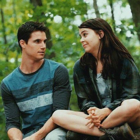 Bianca Piper and Wesley Rush (The DUFF) The Duff Movie, Mae Whitman, Robbie Amell, Scott Pilgrim Vs. The World, Chick Flicks, Vs The World, Netflix Movies, Weird Pictures, Fictional Crushes