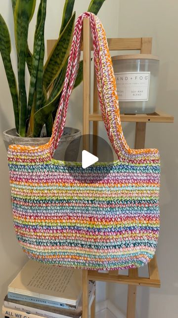 Beach Crochet Bag, Beach Bag Crochet, Crochet Beach Bag, Scrap Yarn Projects, Raffia Crafts, Yarn Tote Bag, Yarn Tote, Scrap Crochet, Beach Crochet